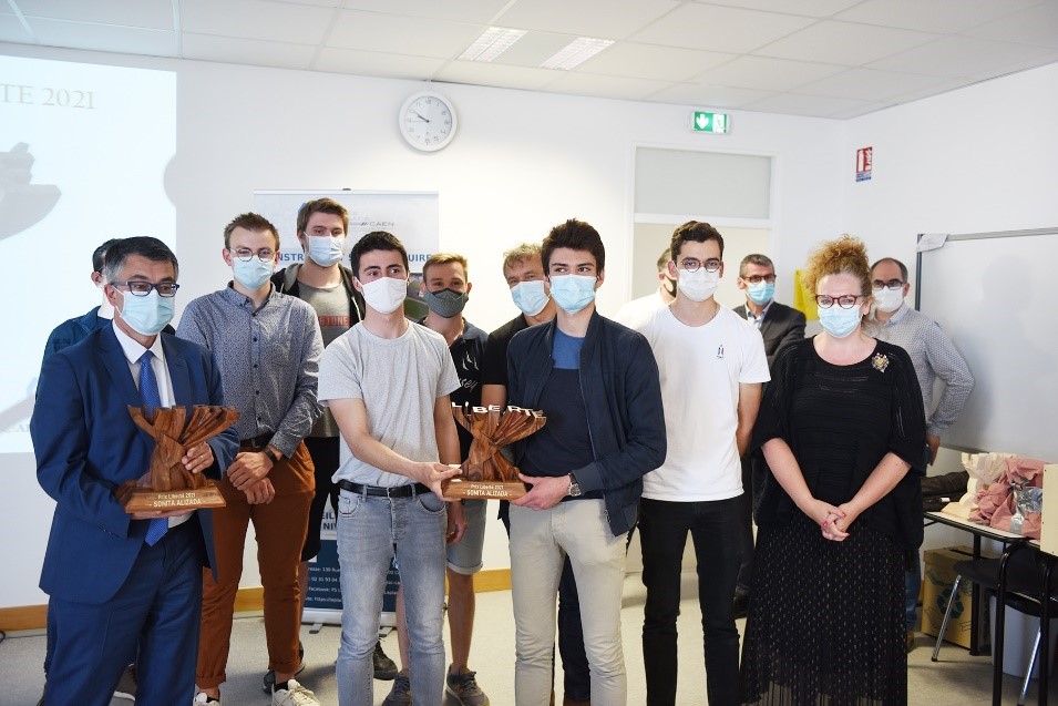 En 2021, le trophée a été réalisé par des élèves du lycée Mezeray-Gabriel d'Argentan et du lycée Laplace de Caen