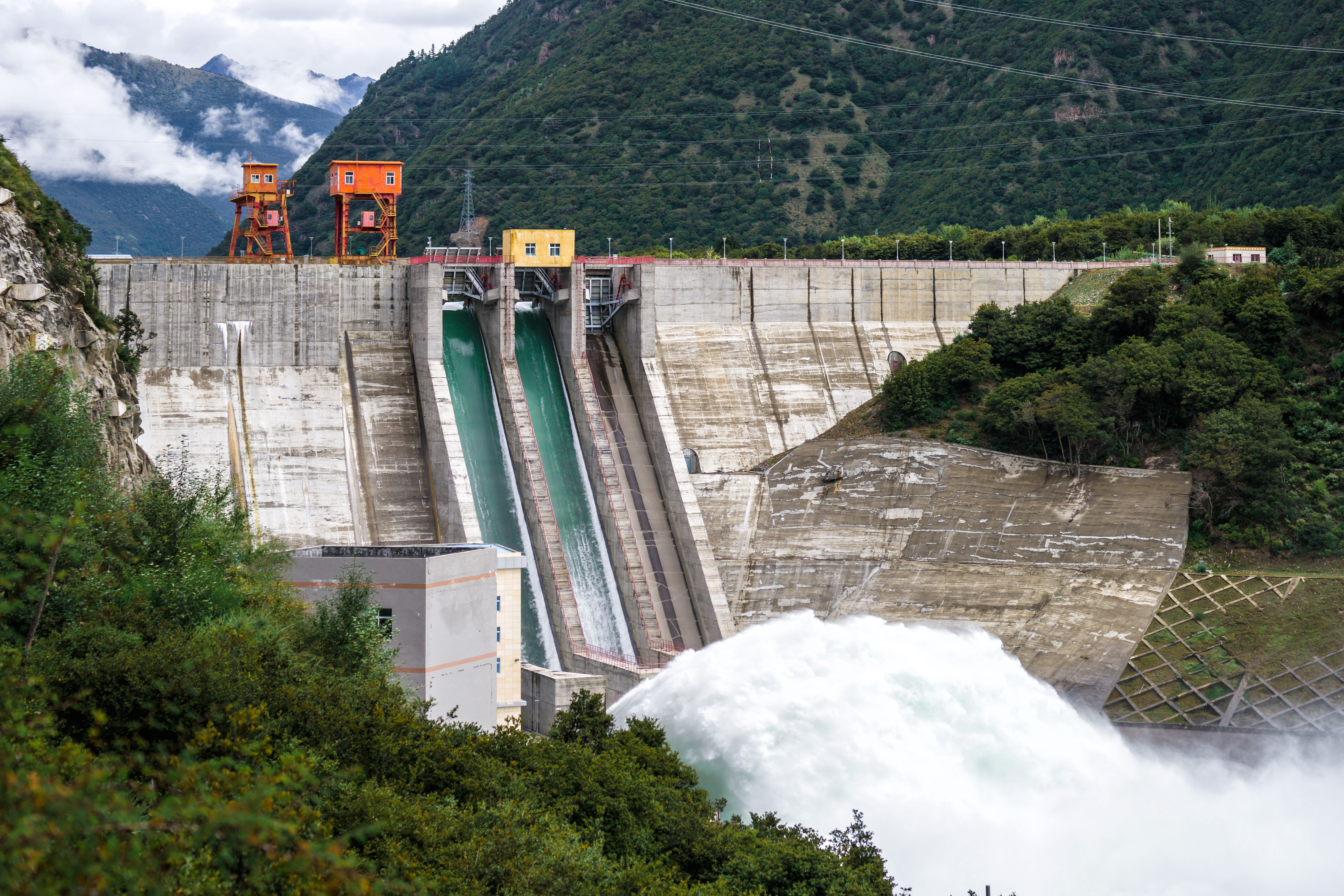 Hydro power plant near Basum Tso lake in Tibet, China Par vladimir zhoga