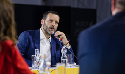 Edouard Perrin, rédacteur en chef de Forbidden Stories, au Forum mondial Normandie pour la Paix 2024 (Copyright : Helie Julien)