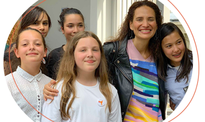 Frédérique Bedos et des jeunes