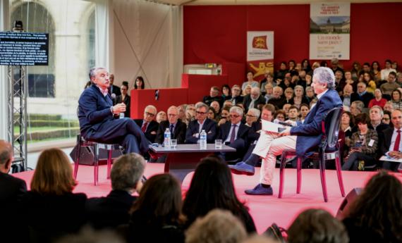 Thomas Friedman, Prix Pulitzer et journaliste au New York Times échange avec Pierre Haski lors du Forum Normandie pour la Paix
