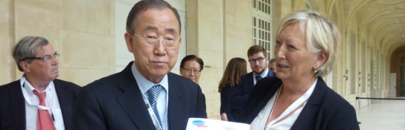  Ban Ki-moon en compagnie de Catherine Morin-Desailly, Sénatrice de la Seine-Maritime, Présidente de la Commission Culture, Tourisme et Attractivité du territoire de la Région Normandie.